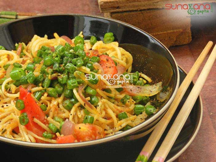 garlic-noodles-with-french-beans-and-peppers-recipe-3ed-1511600092
